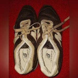 Brown New Balance 8.5 tennis shoes